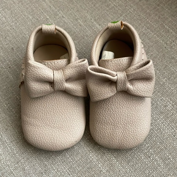 First Steps Cream Colored Moccasins with Bows Size 3 - Picture 1 of 5